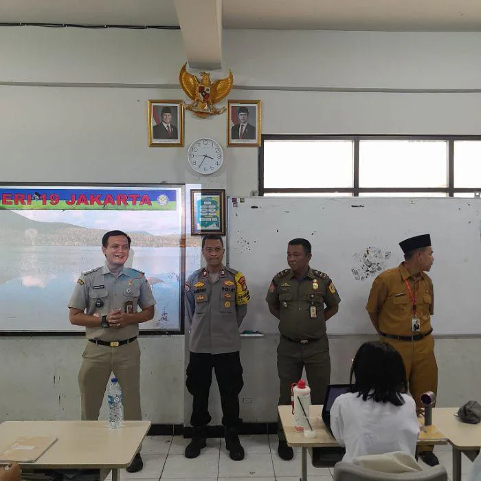 Polsek Tambora Bersama 3 Pilar, Bhabinkamtibmas Kelurahan Tambora Aiptu Sri Bawono Wahyu melaksanakan kegiatan 'Police Goes To School' di SMAN 19 Tambora, Jalan Perniagaan RW 01