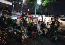 Patroli Komduk, Babinsa Koramil 07/Cipayung bersama Unsur Komduk menggelar patroli keliling di wilayah Kecamatan Cipayung Jakarta Timur, Rabu (20/05/26). Warga Bersatu Jaga Wilayah Tetap Kondusif