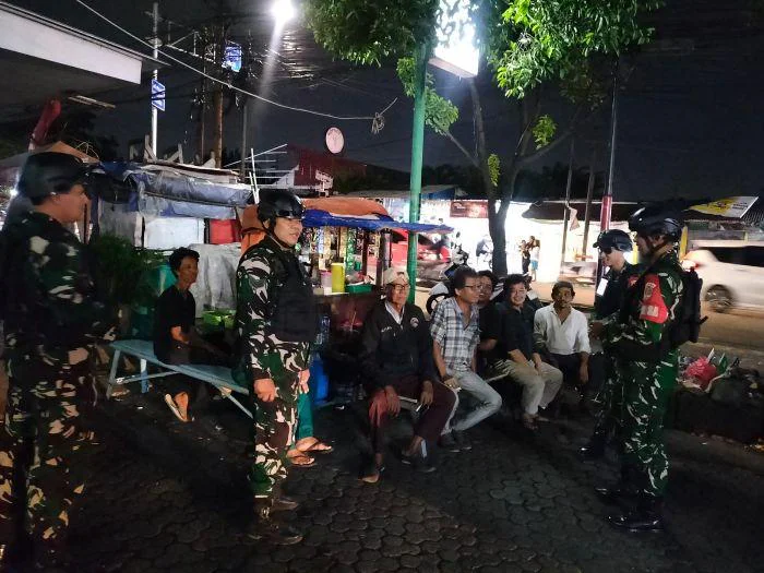 Patroli Komduk, Babinsa Koramil 07/Cipayung bersama Unsur Komduk menggelar patroli keliling di wilayah Kecamatan Cipayung Jakarta Timur, Rabu (20/05/26). Warga Bersatu Jaga Wilayah Tetap Kondusif