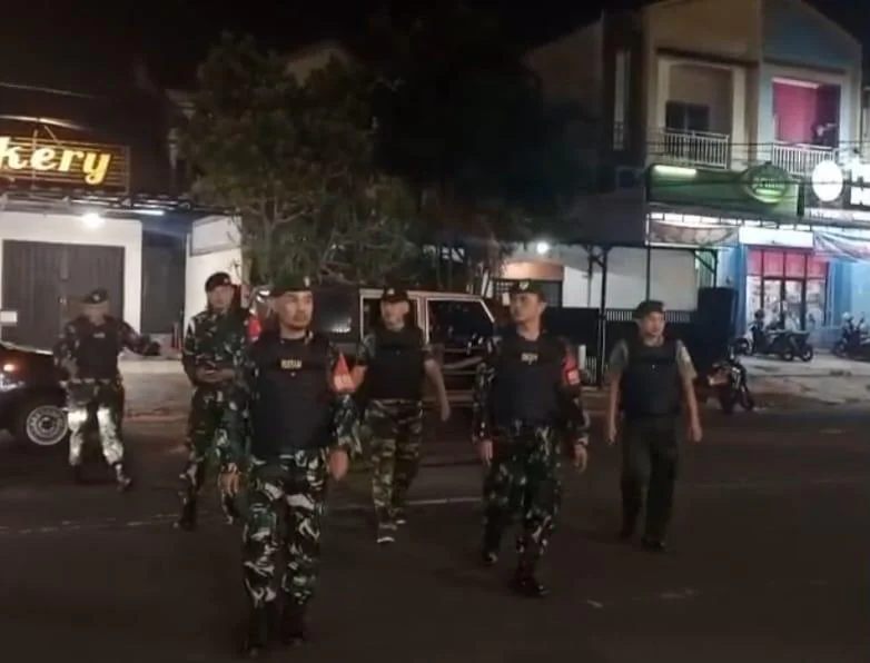 Tempat keramaian, Mall Jadi Sasaran Patroli Malam Kodim dan Komduk, Personel Kodim 0506/Tgr melalui Babinsa Koramil 04/Ciledug dan Babinsa Koramil 09/Serpong Utara bersama Komponen Pendukung (Komduk) melakukan patroli malam dengan menyasar tempat keramaian dan Mall
