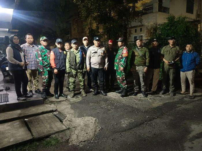 Babinsa Koramil 08/Duren Sawit Gelar Patroli Komduk, Cegah Tawuran dan Kenakalan Remaja, wilayah Kecamatan Duren Sawit Jakarta Timur, khususnya di Jl. Pendidikan 3 RT 03 RW 14 Kelurahan Duren Sawit. Rabu (20/5/2026).
