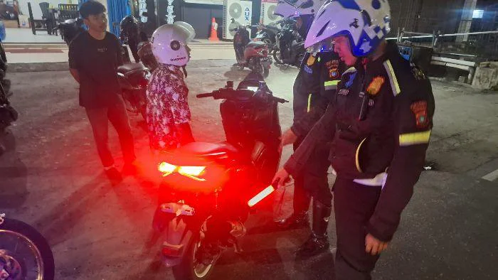 Satlantas Polres Belitung melaksanakan patroli penindakan knalpot tidak standar atau knalpot brong di wilayah hukum Polres Belitung, Kamis malam (21/5/2026).