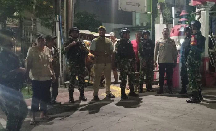 Perkuat Keamanan Wilayah, Babinsa Koramil 01/Jatinegara bersama Unsur Komponen Pendukung (Komduk) kembali menggelar kegiatan patroli dan siskamling keliling, Kamis. (21/5/2026).