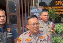 Kapolsek Kebon Jeruk Polres Metro Jakarta Barat Kompol Nur Aqsha, Jambret Kalung Emas 4 Gram, Dua Pelaku Berhasil Diringkus Polsek Kebon Jeruk di kawasan Taman Kosmos, Kedoya Utara, Kebon Jeruk, Jakarta Barat, berhasil diamankan setelah aksinya dipergoki warga sekitar.