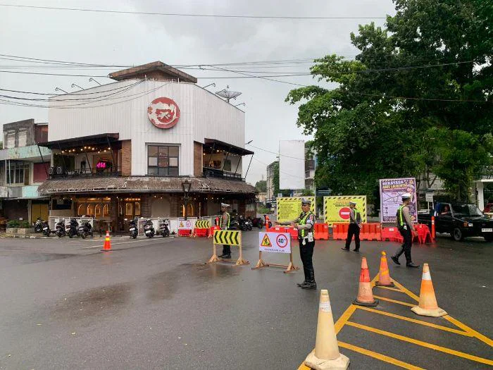 Personel Satlantas Polres Belitung Sosialisasikan Rekayasa Arus Lalu Lintas di Jembatan Siburik, terkait pekerjaan rehabilitasi Jembatan Siburik serta penanganan drainase di kawasan Jalan Gegedek, Tanjung Pandan, Jumat (22/5/2026).