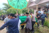 Bhabinkamtibmas Desa Air Batu Buding, Polsek Badau, BRIGPOL Satrio Pratama kegiatan sambang duka ke rumah salah satu warga yang meninggal dunia, Jumat (22/5/2026).