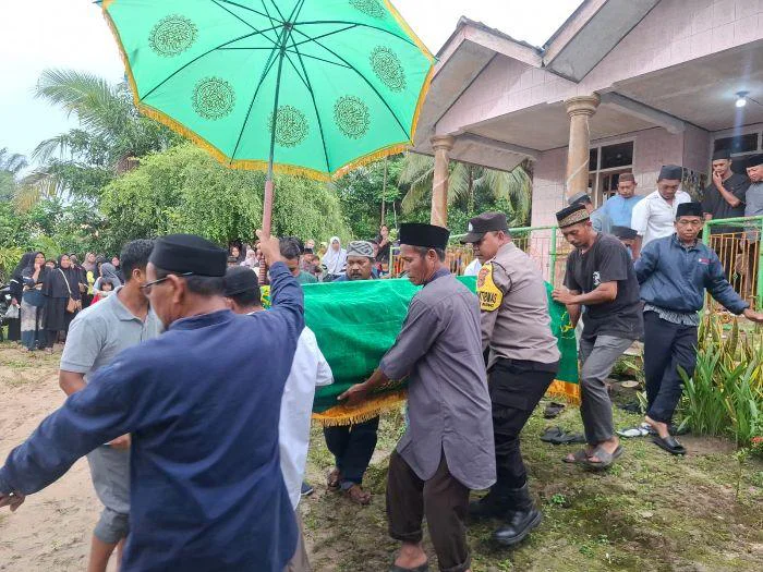 Bhabinkamtibmas Desa Air Batu Buding, Polsek Badau, BRIGPOL Satrio Pratama kegiatan sambang duka ke rumah salah satu warga yang meninggal dunia, Jumat (22/5/2026).