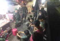 Babinsa Koramil 02/Matraman Gencarkan Patroli Malam, Remaja Diberi Edukasi Bahaya Narkoba dan Tawuran, kawasan Jl. Utan Kayu Selatan RT 008 RW 10, Kelurahan Utan Kayu Selatan Kecamatan Matraman Jakarta Timur, Jumat (22/05/26).