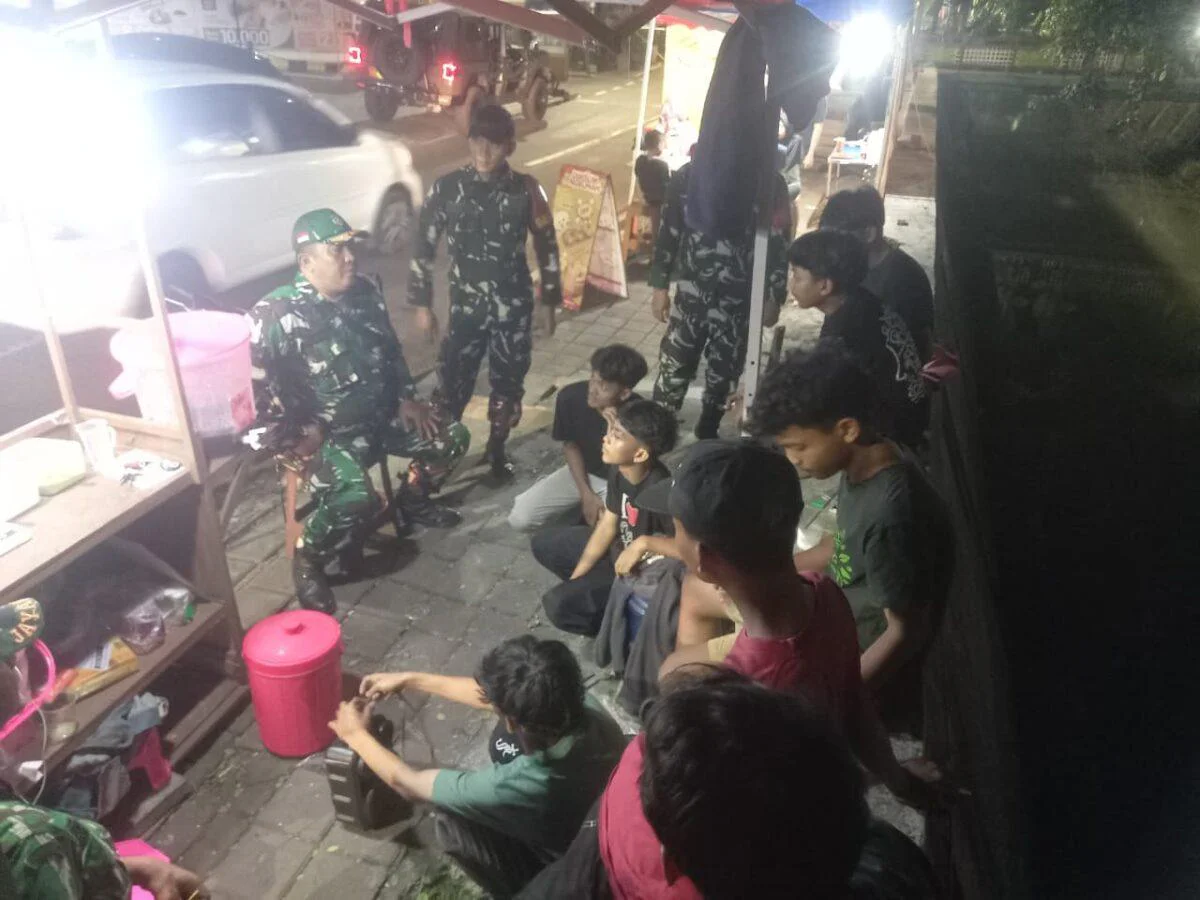 Babinsa Koramil 02/Matraman Gencarkan Patroli Malam, Remaja Diberi Edukasi Bahaya Narkoba dan Tawuran, kawasan Jl. Utan Kayu Selatan RT 008 RW 10, Kelurahan Utan Kayu Selatan Kecamatan Matraman Jakarta Timur, Jumat (22/05/26).