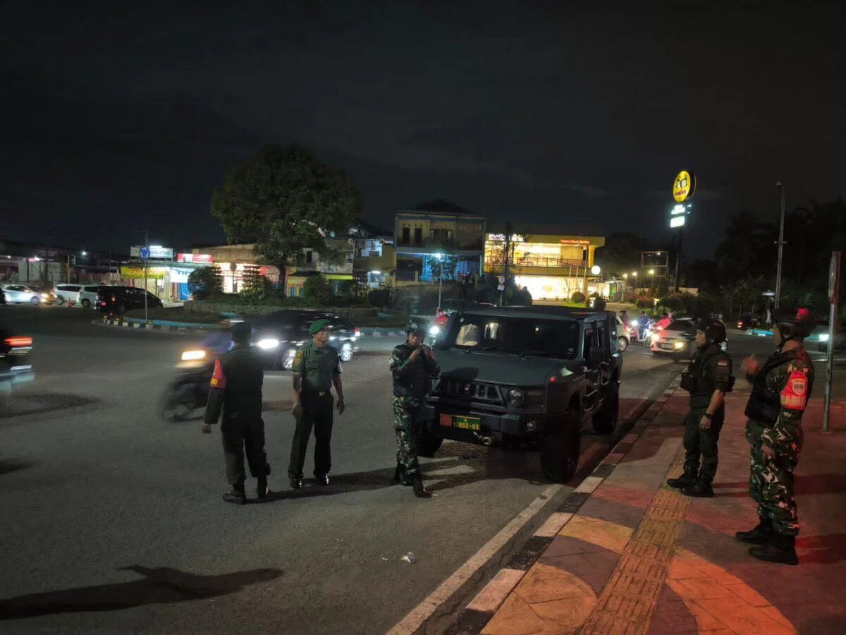 Patroli Malam Babinsa Koramil 01/Tgr dan Babinsa Koramil 05/Ciputat bersama Komponen Pendukung (Komduk) melaksanakan patroli ronda malam.