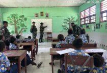 Personel Pos Kokas Satgas Yonif 763/SBA melaksanakan kegiatan mengajar di SD YPPK Kocuas, Papua Barat 'Mengajar Dengan Hati, Berbagi untuk Negeri'
