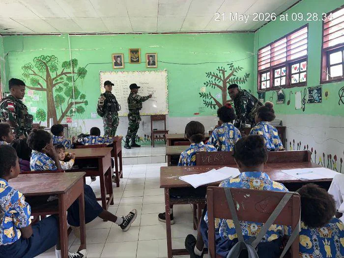 Personel Pos Kokas Satgas Yonif 763/SBA melaksanakan kegiatan mengajar di SD YPPK Kocuas, Papua Barat 'Mengajar Dengan Hati, Berbagi untuk Negeri'