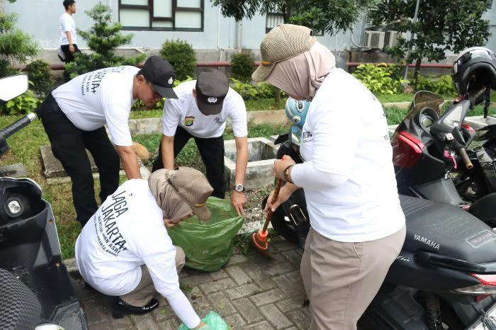 Budayakan Lingkungan Bersih, Polres Metro Jakarta Barat Gelar Apel Pencanangan Jaga Jakarta Bersih dan Asri secara serentak, Kapolres Metro Jakarta Barat Kombes Pol Twedi Aditya Bennyahdi dan dihadiri Wakapolres Metro Jakarta Barat AKBP Rezi Dharmawan, para pejabat utama