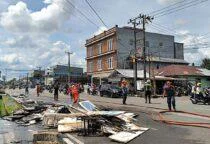 Truk Pengangkut Furniture Terbakar di Jalan Sriwijaya, personel Polsek Tanjungpandan bersama Unit Turjagwali Sat Lantas Polres Belitung.