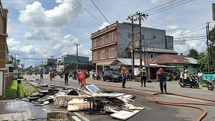 Truk Pengangkut Furniture Terbakar di Jalan Sriwijaya, personel Polsek Tanjungpandan bersama Unit Turjagwali Sat Lantas Polres Belitung.
