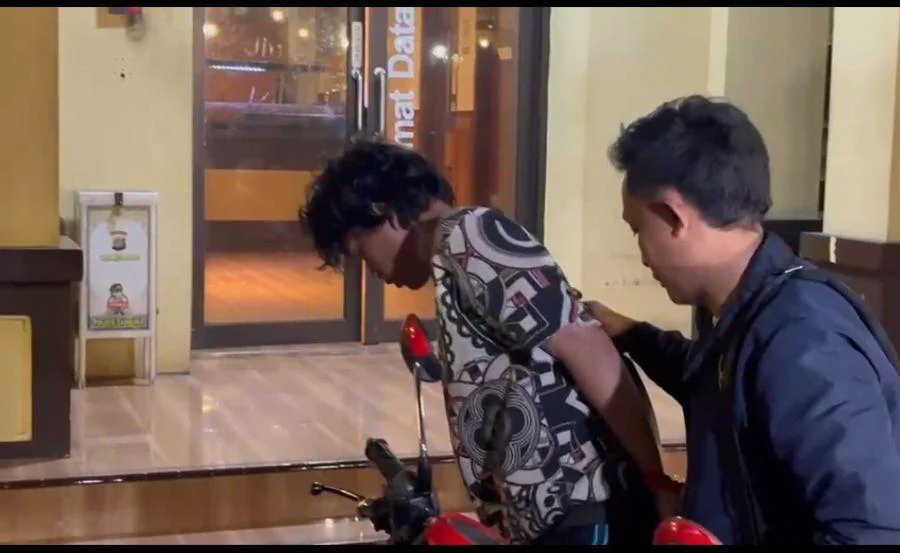 Pria Pencuri Handphone di Tambora Ditangkap Saat Polisi dan Warga Gelar Siskamling, di kawasan Gang Kramat, Kelurahan Tanah Sereal, Kecamatan Tambora, Jakarta Barat, Sabtu (22/5/2026).