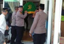 Empati dan Peduli Kapolsek Bekasi Barat AKP Dr. H. Wahyudi, SH.,MH., bersama Kanit Binmas, Panit Binmas dan Bhabinkamtibmas Kelurahan Bintarajaya melaksanakan takziah ke rumah duka
