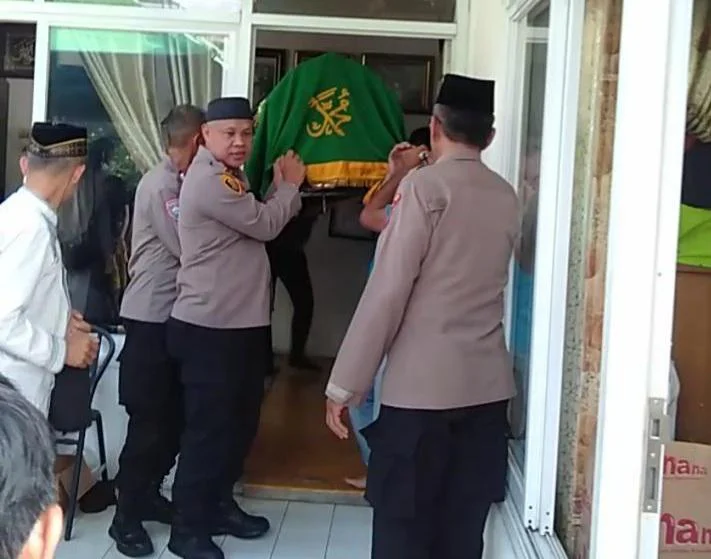 Empati dan Peduli Kapolsek Bekasi Barat AKP Dr. H. Wahyudi, SH.,MH., bersama Kanit Binmas, Panit Binmas dan Bhabinkamtibmas Kelurahan Bintarajaya melaksanakan takziah ke rumah duka