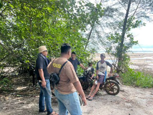 Personel Polsek Membalong melaksanakan kegiatan himbauan serta penertiban aktivitas tambang pasir timah di wilayah perairan Dusun Ulim, Desa Lassar, Kecamatan Membalong, pada Sabtu (24/05/2026).