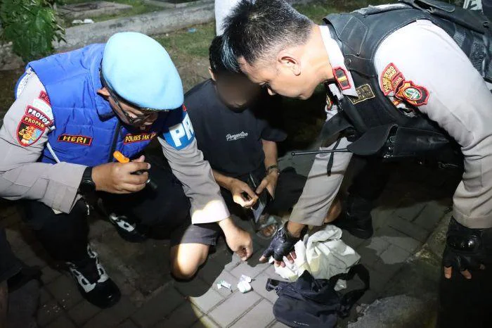 Razia Gabungan di Latumenten, Polres Metro Jakarta Barat bersama unsur 3 Pilar menggelar apel gabungan patroli dan razia kepolisian secara serentak, Sabtu malam (23/5/2026). Amankan Empat Orang dan Obat Keras Daftar golongan G
