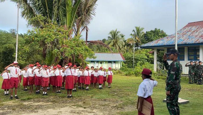 Satgas Pamtas Yonif 763/SBA Gelar upacara bendera bersama siswa-siswi SD YPPK Santo Petrus Yarat Konja yang bertempat di Kampung Konja, Kabupaten Maybrat, (24/5/2026).