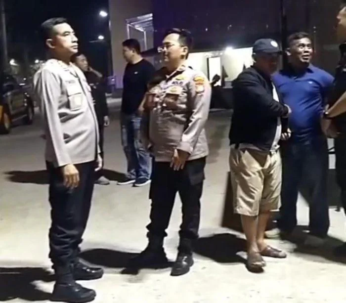Cegah Kejahatan Jalanan, Polsek Kebon Jeruk Gelar Razia Stasioner di Titik Rawan, Kegiatan tersebut dipimpin langsung oleh Kapolsek Kebon Jeruk Nur Aqsha Ferdianto didampingi Wakapolsek Subartoyo bersama jajaran personel Polsek Kebon Jeruk.