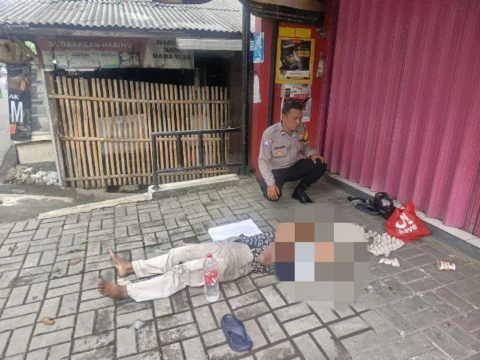 Layanan 110, Personel Kepolisian bersama Bhabinkamtibmas Bekasi Jaya Polsek Rawalumbu Aipda Heriyanto Bergerak Cepat Evakuasi Warga