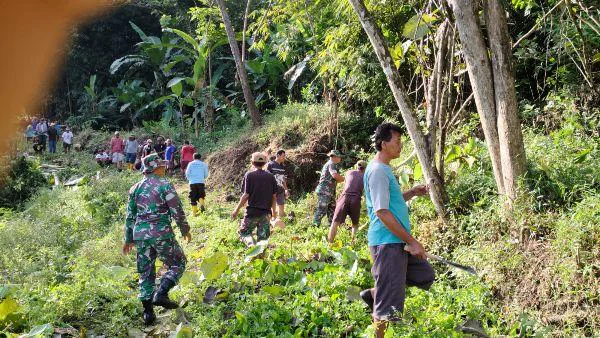 Wujud Nyata Kepedulian Lingkungan dan Kebersamaan, Tiga anggota Koramil 04/Teras yang dipimpin oleh Sertu Suyanto melaksanakan kegiatan Karya Bhakti bersama warga di Dukuh Kedung Jambe, Desa Gumukrejo, Kecamatan Teras, Kabupaten Boyolali, Minggu (24/05/2026).