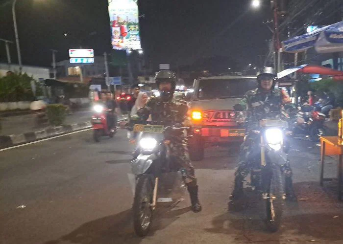 Cegah Begal dan Tawuran, Kodim 0506/Tgr, satuan Koramil 04/Ciledug dan satuan Koramil 08/Pamulang bersama Komduk melakukan patroli malam.