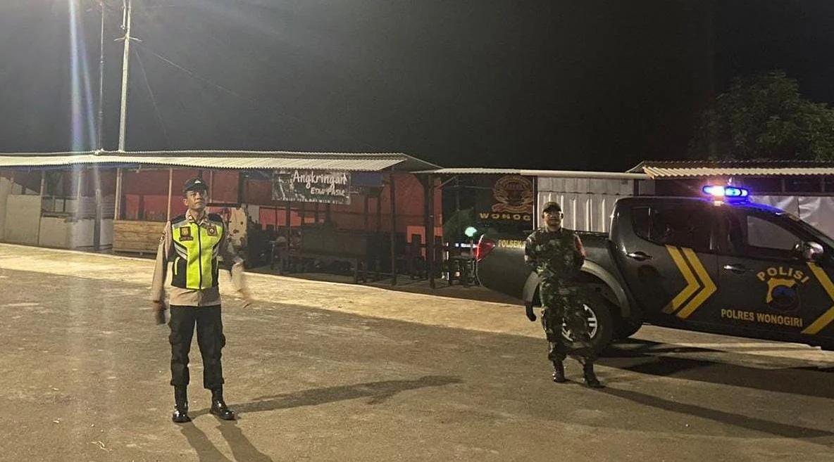 Patroli Malam, Personel Koramil 25 Paranggupito bersama aparat Kepolisian melaksanakan patroli Cipta Kondisi guna menjaga keamanan dan ketertiban masyarakat. Kegiatan dimulai pukul 21.00 WIB