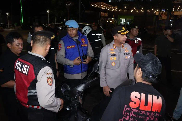 Operasi skala besar guna mengantisipasi aksi kejahatan jalanan, tawuran, serta peredaran narkoba, Kapolres Metro Jakarta Barat Kombes Pol Twedi Aditya Bennyahdi Tekan Kriminalitas Jalanan, Empat Orang Diamankan Bawa Sabu dan Obat Terlarang di Tambora