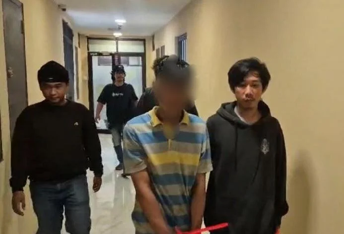 Respon Cepat Video Viral, Jatanras Polres Jakbar Ringkus Pencuri HP Milik Pria Paruh Baya di pinggir jalan di kawasan Jalan Satria 2 RT 007/004, Kelurahan Jelambar, Kecamatan Grogol Petamburan, Jakarta Barat.