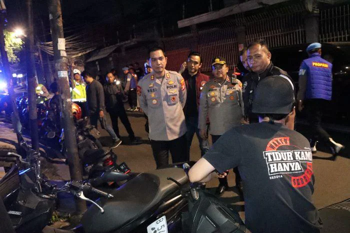 Wakapolres Metro Jakarta Barat AKBP Rezi Dharmawan Pimpin Patroli Mobile dan Razia Kejahatan Jalanan Dini Hari, melibatkan personel gabungan dari Polri, TNI serta Satpol PP.
