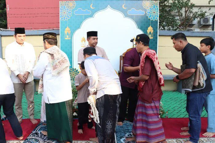 Shalat Idul Adha 1447 H dan Penyerahan Hewan Qurban, Kapolres Metro Jakarta Barat Kombes Pol Twedi Aditya Bennyahdi, Wakapolres Metro Jakarta Barat AKBP Rezi Dharmawan, para Pejabat Utama, anggota Polres Metro Jakarta Barat dan warga SekitarPererat Silaturahmi dan Kepedulian