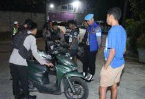 Polres Jakbar Gelar Razia dan Patroli Mobile, Polisi Amankan Sajam, dipimpin oleh Kasat Binmas Polres Metro Jakarta Barat Kompol Agung Nugroho, selaku Pamenwas didampingi IPTU Purwantoro Haryadi selaku Paping.