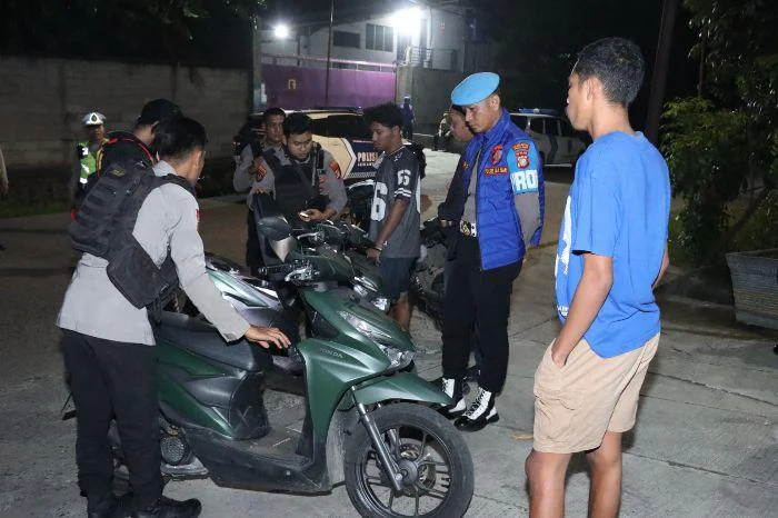 Polres Jakbar Gelar Razia dan Patroli Mobile, Polisi Amankan Sajam, dipimpin oleh Kasat Binmas Polres Metro Jakarta Barat Kompol Agung Nugroho, selaku Pamenwas didampingi IPTU Purwantoro Haryadi selaku Paping.