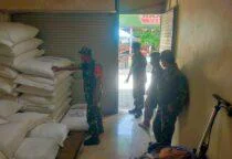 Lancar dan Transparan, Babinsa Koramil 18/Kalijambe Kodim 0725/Sragen Serka Giyanto turun langsung melaksanakan pemantauan dan pengecekan ketersediaan serta distribusi pupuk bersubsidi.