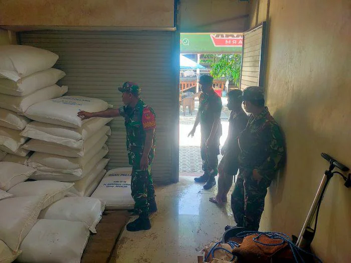 Lancar dan Transparan, Babinsa Koramil 18/Kalijambe Kodim 0725/Sragen Serka Giyanto turun langsung melaksanakan pemantauan dan pengecekan ketersediaan serta distribusi pupuk bersubsidi.