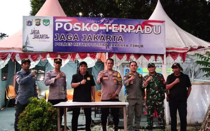 Babinsa Koramil 08/Duren Sawit bersama Unsur Komduk menggelar Patroli dan Siskamling keliling di wilayah Kecamatan Duren Sawit Jakarta Timur