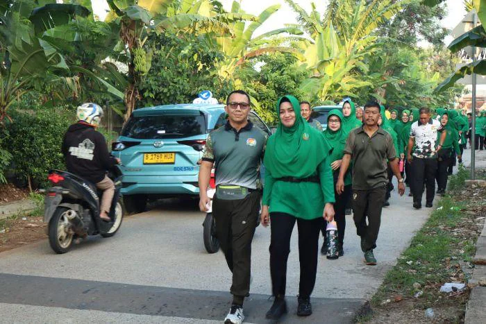 Dandim 0506/Tgr Kolonel Inf Ary Sutrisno bersama Ketua Persit KCK XX Fitria Sutrisno Olahraga Bersama Jaga Kebugaran Prajurit dan Keluarga Besar Kodim