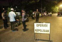 Patroli Dini Hari dan razia stasioner Polres Jakbar Sisir Titik Rawan, Antisipasi Kejahatan Jalanan, dipimpin langsung oleh Kabagops Polres Metro Jakarta Barat Akbp Tri Bayu Nugroho serta melibatkan personel gabungan dari Polri dan TNI