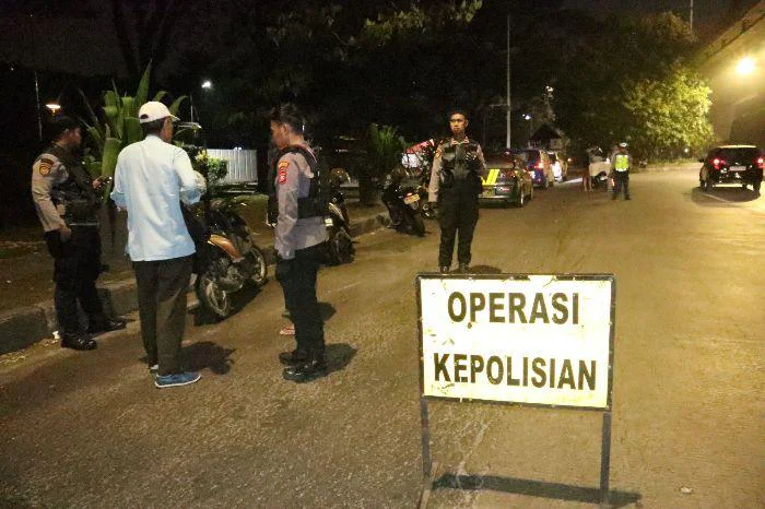 Patroli Dini Hari dan razia stasioner Polres Jakbar Sisir Titik Rawan, Antisipasi Kejahatan Jalanan, dipimpin langsung oleh Kabagops Polres Metro Jakarta Barat Akbp Tri Bayu Nugroho serta melibatkan personel gabungan dari Polri dan TNI