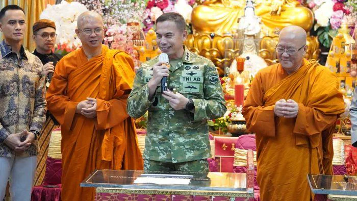 Pangdam Jaya/Jayakarta Letjen TNI Deddy Suryadi Hadiri Perayaan Hari Raya Waisak di Wihara Ekayana Arama Buddhist Center Duri Kepa Jakarta Barat, Minggu (31/5/2026).
