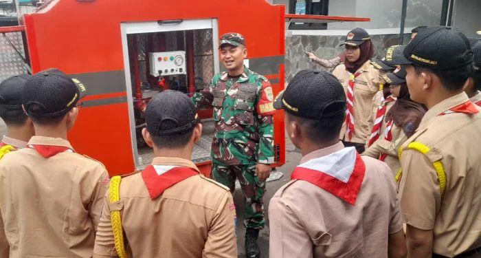 Pramuka Saka Wira Kartika (SWK) Koramil 07/Pondok Aren, Kodim 0506/Tangerang, pembinaan Serka Sumartono selaku Pimpinan Saka, didampingi Pamong Saka Putri Ita Purnamasari, serta Syahril, mengikuti kegiatan pembinaan dan pelatihan di wilayah Pondok Aren, Tangerang Selatan, Minggu (31/5/2026).