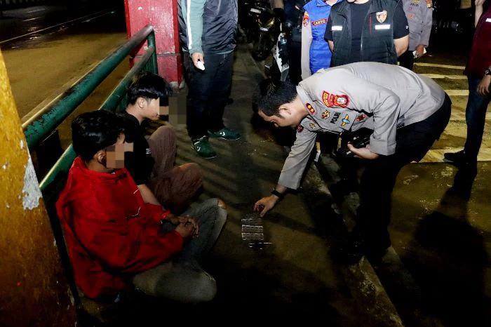 Polres Metro Jakarta Barat Intensifkan Patroli Dini Hari, Dua Pembawa Obat Terlarang Terjaring kegiatan tersebut dipimpin Wakapolres Metro Jakarta Barat AKBP Rezi Dharmawan,