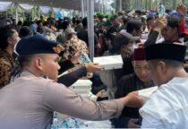 Personel Brimob Polda Metro Jaya membagikan nasi kotak,disiagakan di sejumlah titik strategis kawasan Monas untuk mendukung kelancaran kegiatan.