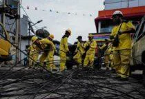 Petugas Suku Dinas Bina Marga Jakarta Barat Tertibkan Utilitas, Wali Kota Jakarta Barat Iin: Ciptakan Lingkungan Estetis dengan menertibkan kabel semrawut di Jalan Peta Barat, Kelurahan Pegadungan, Kecamatan Kalideres, Selasa (5/5/2026).