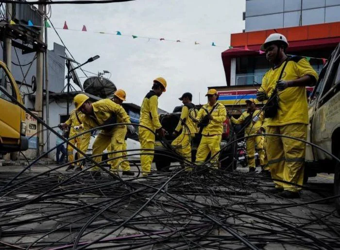 Petugas Suku Dinas Bina Marga Jakarta Barat Tertibkan Utilitas, Wali Kota Jakarta Barat Iin: Ciptakan Lingkungan Estetis dengan menertibkan kabel semrawut di Jalan Peta Barat, Kelurahan Pegadungan, Kecamatan Kalideres, Selasa (5/5/2026).