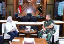 Kasad Jenderal TNI Maruli Simanjuntak dan Deputi Kemenko Pangan Dr. Ir. Nani Hendiarti, Bahas Percepatan Pengelolaan Sampah Nasional di Markas Besar Angkatan Darat (Mabesad), Jakarta, Selasa (5/5/2026)
