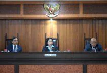 KPPU Tunda Sidang Kasus Tender Pertamina Hulu Rokan, Tiga Saksi Absen, Anggota KPPU Eugenia Mardanugraha sebagai Ketua Majelis Komisi, dengan Anggota Majelis Mohammad Reza dan Hilman Pujana.
